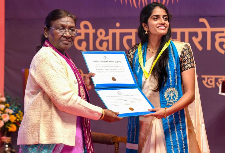 राष्ट्रपति द्रौपदी मुर्मू सोमवार (18 दिसंबर) को पश्चिम बंगाल के खड़गपुर आईआईटी के 69वें दीक्षांत समारोह में पहुंची, जहां उन्होंने छात्रों को संबोधित किया.