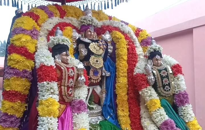 ஒரே அத்திமரத்திலான கோழிகுத்தி வானமுட்டி பெருமாள் கோயிலில் சொர்க்கவாசல் திறந்த பின் பக்தர்கள் பலர் தரிசனம் செய்தனர்.