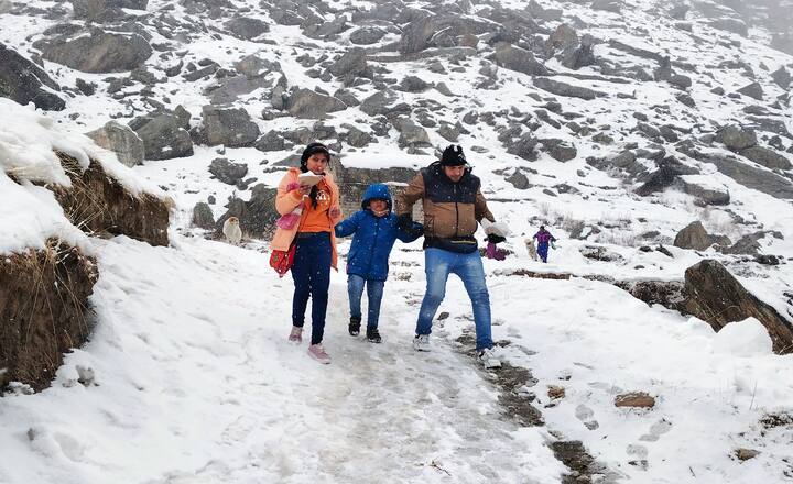 लाहौल-स्पीति का समदो राज्य में सबसे ठंडा रहा, जहां न्यूनतम तापमान शून्य से नीचे 0.1 डिग्री सेल्सियस दर्ज किया गया. अधिकतम तापमान सामान्य से अधिक रहा और सिरमौर का धौलाकुआं 23.1 डिग्री सेल्सियस के साथ दिन के दौरान सबसे गर्म रहा.