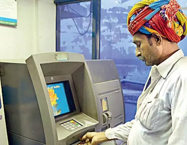 રોકડ ઉપાડવા માટે લોકો વારંવાર એટીએમ મશીનનો ઉપયોગ કરે છે. તે દરમિયાન એટીએમ મશીનની કેબિનમાં લાગેલું એસી આપણને ભારે સૂર્યપ્રકાશ અને ગરમીમાં રાહત આપે છે. ઘણા લોકો માને છે કે ATM કેબિનમાં AC લગાવવાનો હેતુ લોકોની સુરક્ષા માટે છે. આ સાચું છે, પરંતુ સંપૂર્ણપણે નથી. આ પણ બીજું મહત્વનું કારણ છે. અહીં અમે તમને જણાવીશું કે એટીએમ કેબિનમાં એર કંડિશનર શા માટે લગાવવામાં આવે છે.