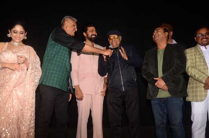 এদিন প্রিমিয়ারের শেষের পরে দেবের জন্য আনা হয়েছিল কেক। সেটা কেটেই আগাম জন্মদিন পালন করেন দেব।