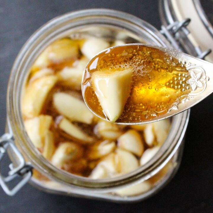 ਇਹ ਸਾਡੇ ਸਰੀਰ ਨੂੰ ਸਿਹਤਮੰਦ ਰੱਖਣ 'ਚ ਮਦਦ ਕਰਦਾ ਹੈ। ਜੇਕਰ ਸ਼ਹਿਦ 'ਤੇ ਲਸਣ ਨੂੰ ਮਿਲਾ ਕੇ ਖਾਦਾ ਜਾਵੇ ਤਾਂ ਇਹ ਸਰੀਰ ਦੇ ਲਈ ਬਹੁਤ ਲਾਭਕਾਰੀ ਸਾਬਿਤ ਹੋ ਸਕਦੇ ਹਨ।