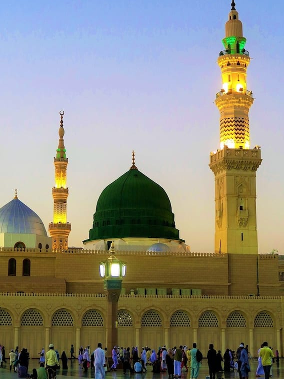 मदीना मस्जिद के अंदर क्या है?