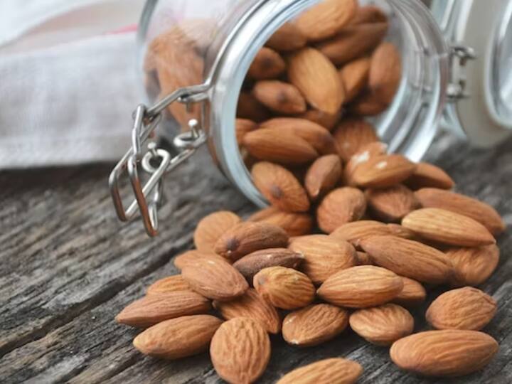 பாதாமில் வைட்டமின் டி, புரதம் மற்றும் சத்தாக கொழுப்புகளும் நிறைந்துள்ளது.