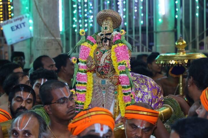 ஆயிரக்கணக்கான பக்தர்கள் நடுவில் நம் பெருமாள்