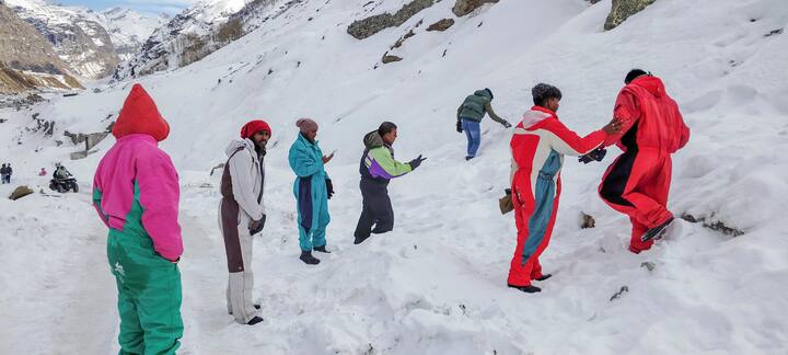 पहाड़ी राज्य हिमाचल प्रदेश में शुक्रवार (22 दिसंबर) को बर्फबारी के नजारे देखने को मिले, बड़ी संख्या में पर्यटकों ने इसका आनंद लिया.