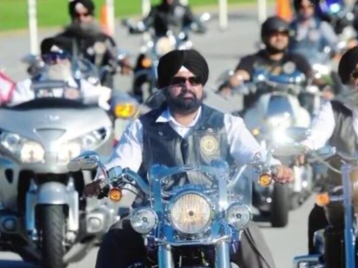 दरअसल, सिख धर्म के अनुसार, सिख मर्दों के लिए पगड़ी से अपने बाल ढकना आनिवार्य है. अगर वो अपने बाल पगड़ी के अलावा किसी और चीज या हेलमेट से ढकते हैं तो इसे टोपी की तरह देखा जाता, जिसे सिख नहीं पहनते.