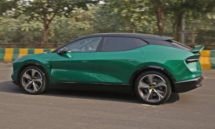 800v dedicated electric vehicle architecture-এর উপর তৈরি এই গাড়ি। রয়েছে ডুয়াল মোটর সিস্টেম। 600bhp এবং ৬০০ কিমি রেঞ্জের অপশন রয়েছে। এছাড়া রয়েছে Eletre R, যেটি 905bhp এবং 985nm. স্পোর্টস বা ট্র্যাক মোডে ব্য়বহার করলে এটি সবচেয়ে দ্রুতগামী বৈদ্যুতিন গাড়ি।