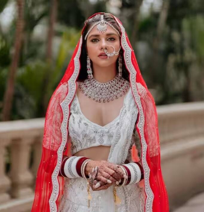 ਟੀਵੀ ਅਦਾਕਾਰਾ ਦਲਜੀਤ ਕੌਰ ਨੇ ਇਸ ਸਾਲ ਕਾਰੋਬਾਰੀ ਨਿਖਿਲ ਪਟੇਲ ਨਾਲ ਦੂਜਾ ਵਿਆਹ ਕੀਤਾ ਹੈ। ਆਪਣੇ ਖਾਸ ਦਿਨ 'ਤੇ, ਅਭਿਨੇਤਰੀ ਨੇ ਚਿੱਟੇ ਰੰਗ ਦਾ ਲਹਿੰਗਾ ਪਾਇਆ ਸੀ। ਇਸ ਦੇ ਨਾਲ ਹੀ ਉਸ ਨੇ ਲਾਲ ਰੰਗ ਦਾ ਸਕਾਰਫ ਪਾਇਆ ਹੋਇਆ ਸੀ। ਦਲਜੀਤ ਬ੍ਰਾਈਡਲ ਆਊਟਫਿਟ 'ਚ ਕਾਫੀ ਖੂਬਸੂਰਤ ਲੱਗ ਰਹੀ ਸੀ।