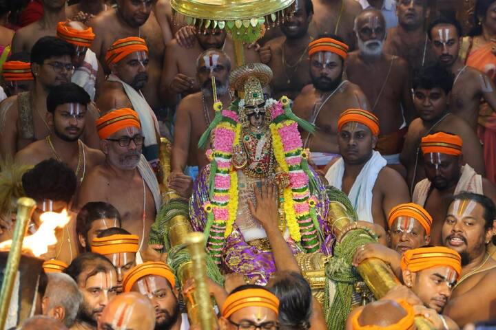 பக்தர்களுக்கு காட்சி அளித்த பெருமாள்