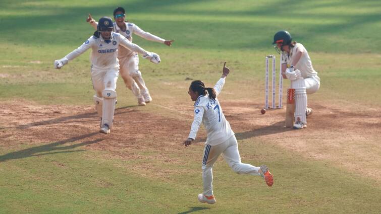 INDW vs AUSW: Harmanpreet Kaur's late show puts India team on driver's seat vs Australia Women at the end of Day 3 INDW vs AUSW: শেষবেলায় বল হাতে হরমনপ্রীত জাদু, অজ়িদের বিরুদ্ধে তৃতীয় দিনের শেষে ম্যাচের রাশ ভারতের হাতে