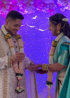 Tushar Deshpande Wedding: CSK ਖਿਡਾਰੀ ਤੁਸ਼ਾਰ ਦੇਸ਼ਪਾਂਡੇ ਨੇ ਸਕੂਲ ਕ੍ਰਸ਼ ਨਾਲ ਲਏ ਫੇਰੇ, ਦੋਵਾਂ ਦੀ ਲਵ ਸਟੋਰੀ ਨੇ ਫੈਨਜ਼ ਬਣਾਏ ਦੀਵਾਨੇ