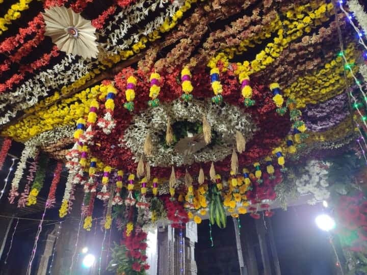 108 வைணவத் திருத்தலங்களில் ஒன்றான அழகர்கோவில் சுந்தரராஜ பெருமாள் கோவிலில் கடந்த 10 நாட்களாக பகல்பத்து உற்சவம் விமரிசையாக நடைபெற்றது.