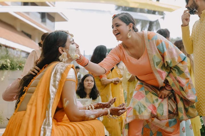 मुक्ती इस लुक में बेहद खूबसूरत लग रही हैं. उन पर पूरा दुल्हन वाला निखार देखने को मिल रहा है.