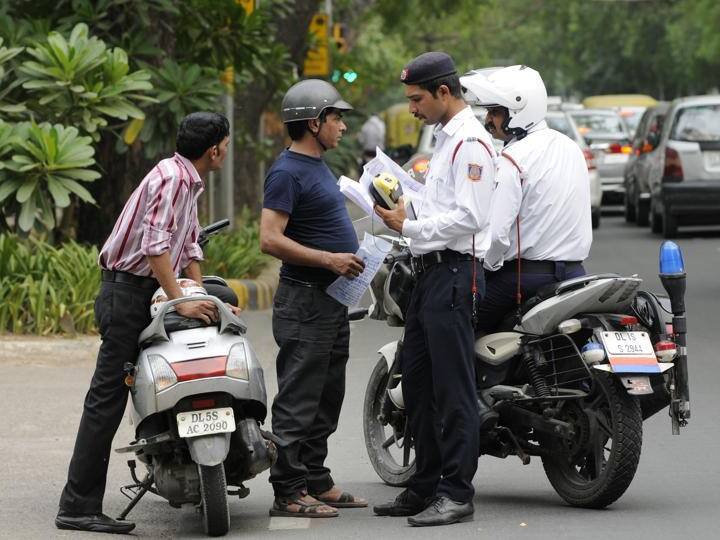 देश में नियम है कि अगर आप बाइक चला रहे हैं तो आपका हेलमेट लगाना आनिवार्य है. वहीं अगर आपके बाइक पर पीछे कोई बैठा है तो उसका भी हेलमेट लगाना आनिवार्य है.