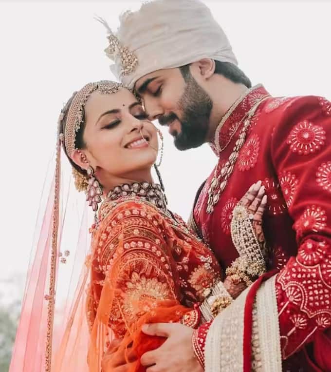 ਮਸ਼ਹੂਰ ਟੀਵੀ ਅਦਾਕਾਰਾ ਸ਼੍ਰੇਣੂ ਪਾਰੇਖ ਨੇ ਹਾਲ ਹੀ ਵਿੱਚ ਆਪਣੇ ਬੁਆਏਫ੍ਰੈਂਡ ਅਕਸ਼ੈ ਮਹਤੇ ਨਾਲ ਵਿਆਹ ਕਰਵਾਇਆ ਹੈ। ਅਦਾਕਾਰਾ ਨੇ ਆਪਣੇ ਖਾਸ ਦਿਨ ਲਈ ਲਾਲ ਅਤੇ ਸੰਤਰੀ ਰੰਗ ਦਾ ਲਹਿੰਗਾ ਚੁਣਿਆ ਜਿਸ ਵਿੱਚ ਉਹ ਕਿਸੇ ਪਰੀ ਤੋਂ ਘੱਟ ਨਹੀਂ ਲੱਗ ਰਹੀ ਸੀ। ਸ਼੍ਰੇਣੂ ਨੇ ਮਥਾਪੱਟੀ ਅਤੇ ਇੱਕ ਵੱਡੀ ਨੱਕ ਰਿੰਗ ਨਾਲ ਆਪਣੀ ਦਿੱਖ ਨੂੰ ਪੂਰਾ ਕੀਤਾ।