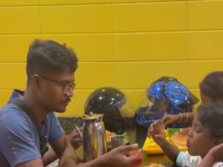 इंसानियत हो तो ऐसी... महंगे रेस्टोरेंट में गरीब परिवार को ले जाकर खिलाया खाना, खुशी से छलके बच्चों के आंसू