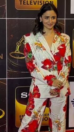 कियारा आडवाणी ने ब्लैक साड़ी में ढाया कहर तो फॉर्मल लुक में पहुंचीं आलिया भट्ट, उमंग पुलिस शो में इन सितारों ने बिखेरा जलवा, देखें तस्वीरें