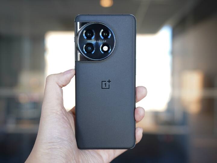 OnePlus 11: इस साल का चर्चित स्मार्टफोन वनप्लस 11 भी रहा है. इसमें 5000 एमएएच की बैटरी 100 वॉट के फास्ट चार्जिंग के साथ, Snapdragon 8 Gen 2 प्रोसेसर और 6.7 इंच की QHD+ AMOLED डिस्प्ले मिलती है. फोटोग्राफी के लिए फोन में 50MP का प्राइमरी कैमरा, 48MP का अल्ट्रावाइड कैमरा और 32MP का टेलीफोटो कैमरा मिलता है.