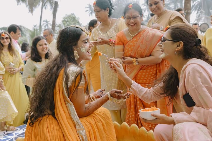 हल्दी सेरमेनी की पूरी थीम ही येलो रखी गई है. सभी लोगों ने येलो कलर के कपड़े पहने हुए हैं.