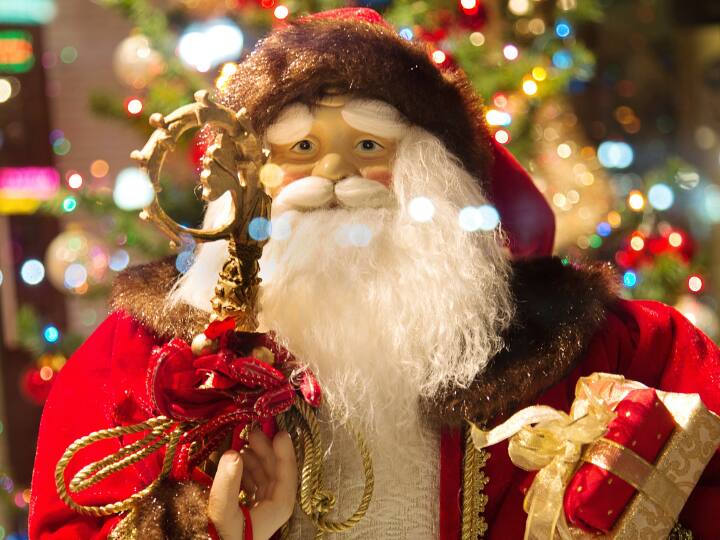 Why does Santa Claus wear red clothes on Christmas Day क्रिसमस डे पर