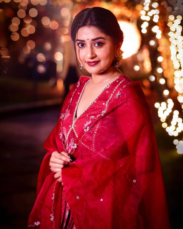 தற்போது இவர் பதிவிட்டுள்ள இந்த அழகிய புகைப்படங்கள் வைரலாகி வருகிறது.