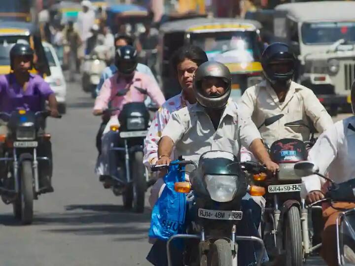 अगर कोई व्यक्ति इस नियम को नहीं मानता तो उसका चालान काटा जाता है. इसके लिए ट्रैफिक पुलिस आपका चालान आपको रोक कर भी काट सकती है. सड़क पर लगे ट्रैफिक कंट्रोल सीसीटीवी कैमरों के जरिए भी आपका ऑटोमैटिक चालान कट सकता है.