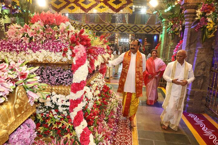 ఆలయం లోపల సుందరంగా అలంకరణ