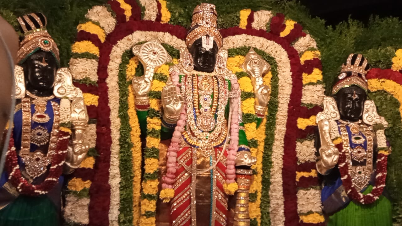 Vaikunda Ekadasi: வாணியம்பாடியில் 1036 ஆண்டு பழமை வாய்ந்த அழகு பெருமாள் கோயில் சொர்க்க வாசல் திறப்பு