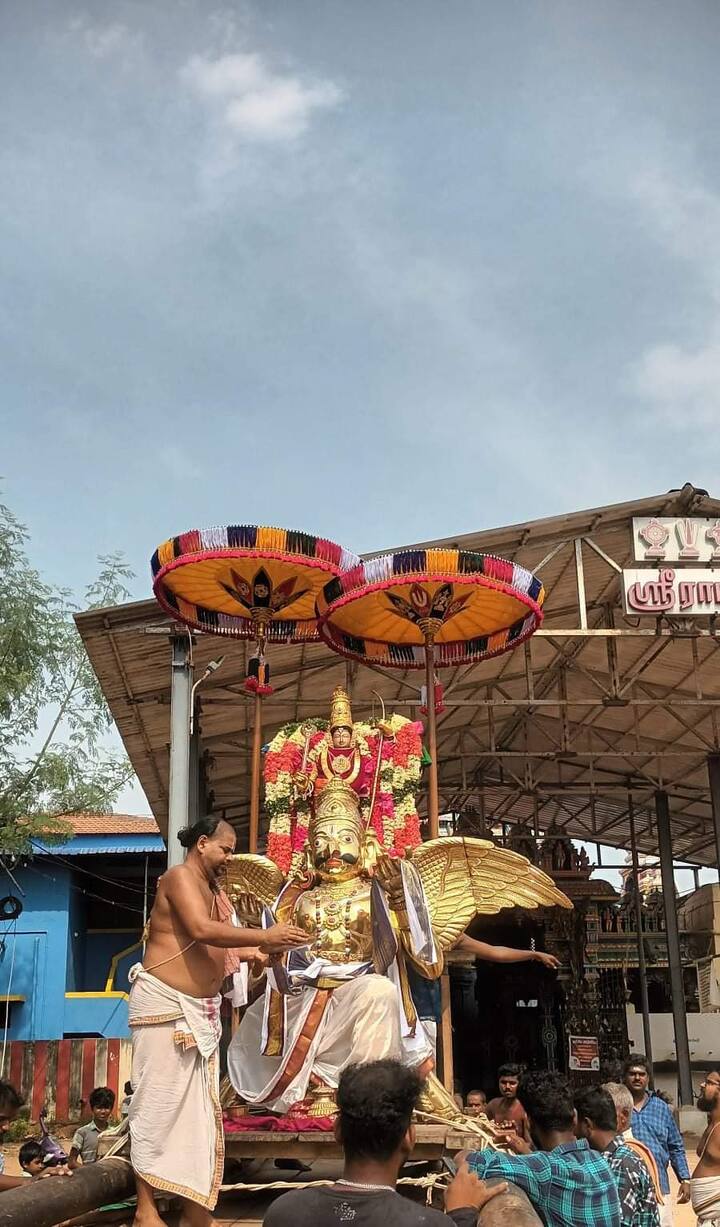 கருட வாகனத்தில் புறப்பட்ட வடுவூர் கோதண்டராமசுவாமி கோயிலின் உற்சவ மூர்த்தி