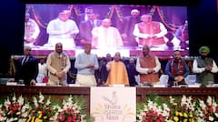 In Pics: चौधरी चरण सिंह की जयंती पर CM योगी ने किसानों को दिए ट्रैक्टर, देखें कार्यक्रम की तस्वीरें