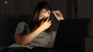 Eye Care Tips : झोपण्यापूर्वी 'ही' गोष्ट दुधात घालून प्या; दृष्टी तर सुधारेलच, चष्म्याचा नंबरही होईल कमी