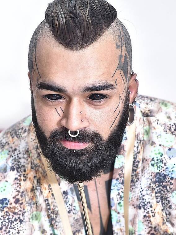 इस शख्स ने आंख के अंदर बनवाया टैटू, देखकर उड़ जाएंगे होश