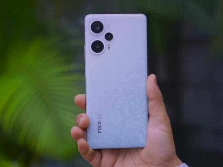 Poco F5: पॉवरफुल प्रोसेसर के साथ आने वाला ये फोन भी गेमिंग के लिए बेस्ट है. इसमें Snapdragon 7+ Gen 2 चिपसेट, 64MP + 8MP + 2MP का ट्रिपल कैमरा सेटअप और 5000 एमएएच की बैटरी मिलती है. ये फोन सभी मायनो में बेस्ट है. स्मार्टफोन में 6.67 इंच की FHD+ AMOLED डिस्प्ले 120hz के रिफ्रेश रेट के साथ मिलती है.