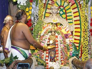 Vaikunta Ekadasi: சொர்க்கவாசல் வழியாக வந்த பெருமாளை அழைத்த நம்மாழ்வார்; கோவிந்தா கோஷமிட்ட பக்தர்கள்