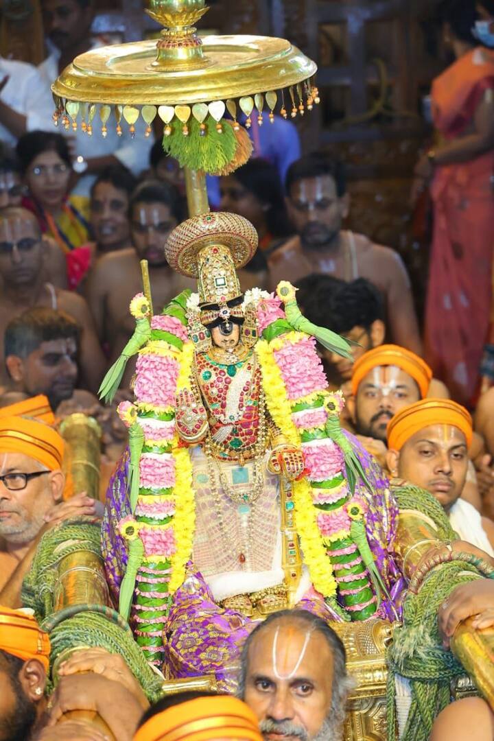 ரத்தின அங்கி அணிந்து பக்தர்களுக்கு காட்சியளித்த பெருமாள்