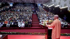 In Pics: चौधरी चरण सिंह की जयंती पर CM योगी ने किसानों को दिए ट्रैक्टर, देखें कार्यक्रम की तस्वीरें