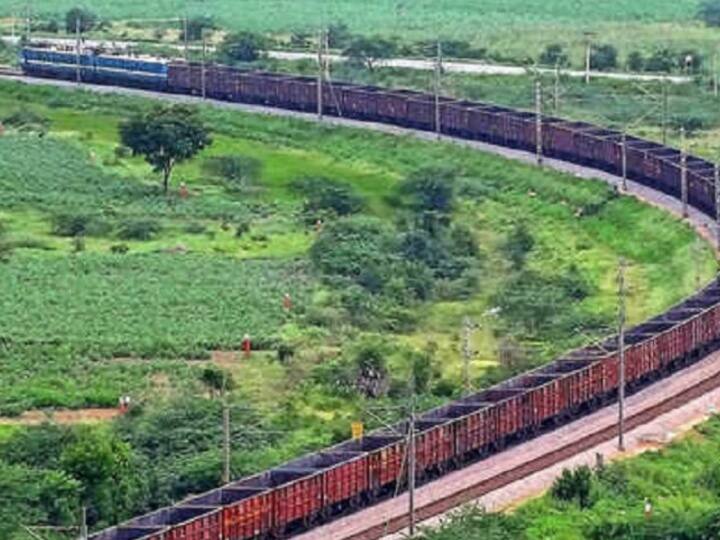 Rajasthan: पश्चिमी मध्य रेलवे का बड़ा कारनामा, एक साथ जोड़कर चलाई गई 3 तीन मालगाड़ियां, सफल हुआ परीक्षण Western Central Railway 3 goods trains were run by joining together in Kota Ann Rajasthan: पश्चिमी मध्य रेलवे का बड़ा कारनामा, एक साथ जोड़कर चलाई गई 3 तीन मालगाड़ियां, सफल हुआ परीक्षण