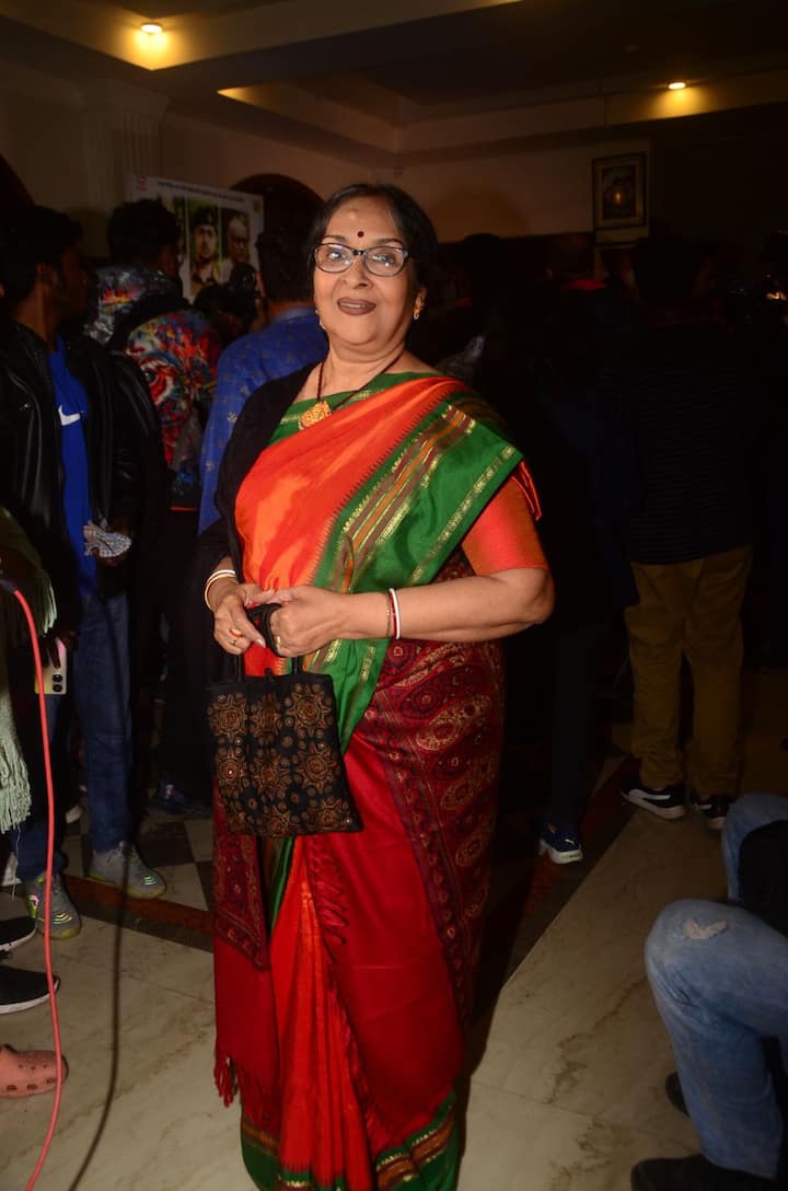 পরাণ বন্দ্যোপাধ্যায় অভিনয় করেছেন একজন শিক্ষকের, যাঁর কাছে সবচেয়ে বড় হল আদর্শ। মমতাশঙ্কর রয়েছেন তাঁর স্ত্রী-এর ভূমিকায়। ছেলের কাছ থেকে অপমানিত হয়ে নিজেরাই জীবন চালানোর সিদ্ধান্ত নেন তাঁরা। তবে পদে পদে বাধা আসতে থাকে।