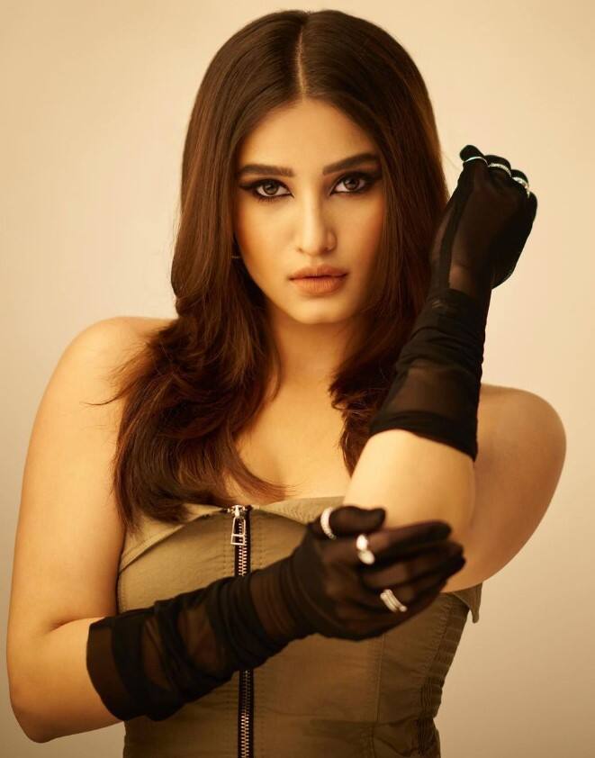 रवीना टंडन की बेटी राशा भी लंबे समय से चर्चा में हैं. राशा अगले साल डायरेक्टर अभिषेक कपूर की फिल्म से डेब्यू करने वाली हैं.