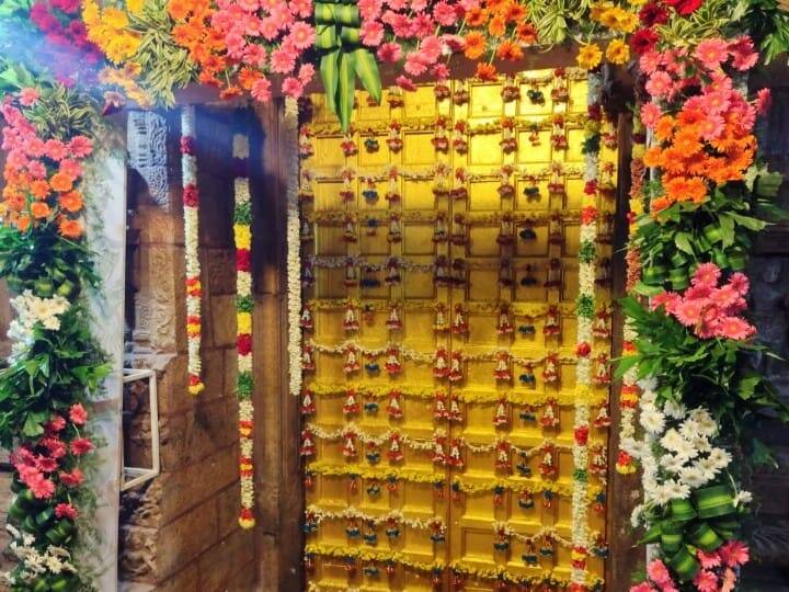 சொர்க்கவாசல் வழியாக வந்த பெருமாளை நம்மாழ்வார் எதிர்கொண்டு அழைத்தார்.