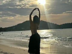 Mouni and Disha Bikini Photos : థాయిలాండ్ ఫోటోలతో ఇన్​స్టాలో హీట్​ పెంచుతున్న మౌనీ రాయ్, దిశా పటానీ