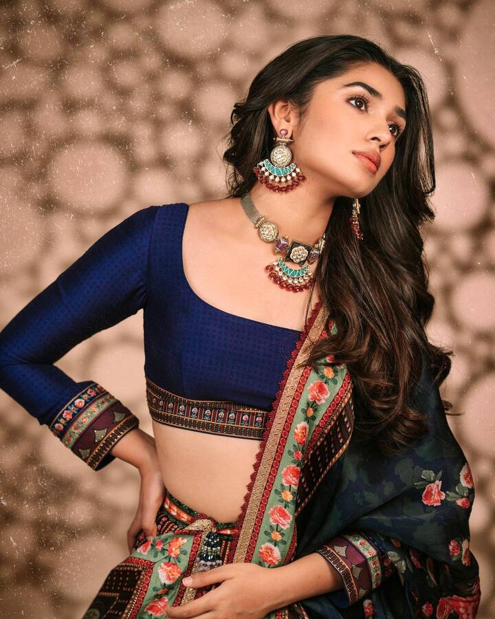 આ દરમિયાન, તેણે તેની કેટલીક આકર્ષક તસવીરો શેર કરી છે જેના દ્વારા અભિનેત્રીએ તેના ચાહકોનું ધ્યાન ખેંચ્યું છે.