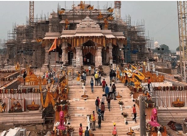 Ayodhya Ram Mandir: અયોધ્યામાં બનેલા ભવ્ય રામ મંદિરનો અભિષેક 22 જાન્યુઆરી 2024ના રોજ થશે. બિહારના મિથિલાથી પહુન એટલે કે રામજી માટે પાગ, પાન, મખાના અને સોનાથી બનેલા ધનુષ અને તીરની ભેટ મોકલવામાં આવશે.