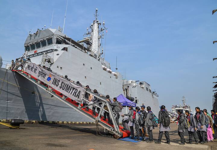 नौसेना का युद्धपोत आईएनएस सुमित्रा गुरुवार (21 दिसंबर) को कोलकाता के दौरे पर पहुंचा.