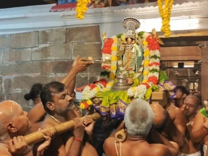 Vaikunda Ekadasi: வைகுண்ட ஏகாதசி முன்னிட்டு பரமபத வாசல் வழியாக பக்தர்களுக்கு காட்சியளித்த பண்டரிநாதர்