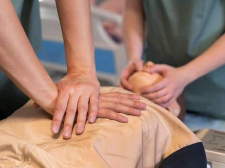 1. कार्डिए अरेस्ट और हार्ट अटैक में काफी अंतर होता है. जब हार्ट में खून नहीं पहुंचता तब हार्ट अटैक आता है लेकिन कार्डिएक अरेस्ट में हार्ट अचानक से ही काम करना बंद कर देता है.