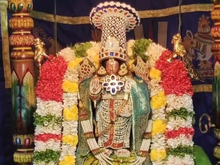 Vaikunda Ekadasi: வைகுண்ட ஏகாதசி முன்னிட்டு பரமபத வாசல் வழியாக பக்தர்களுக்கு காட்சியளித்த பண்டரிநாதர்