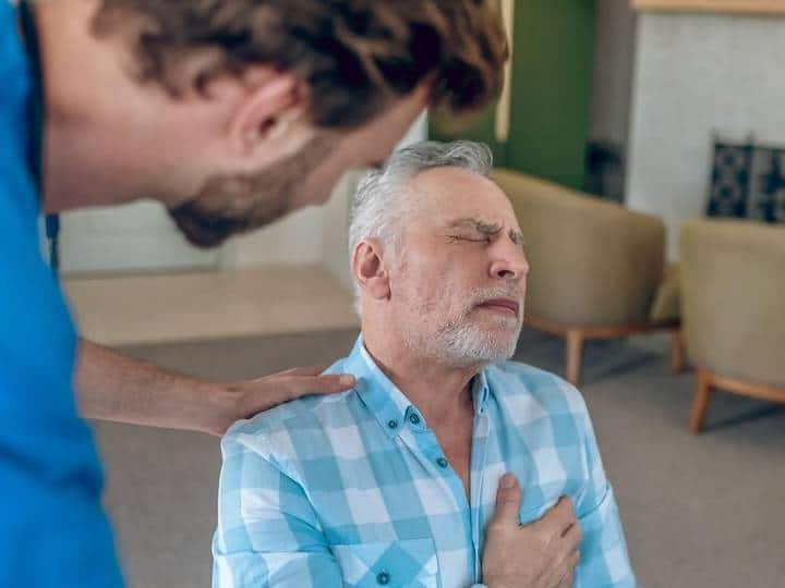 आजकल हम आए दिन हार्ट अटैक से मरने वालों की न्यूज सुनते और पढ़ते हैं. इसके पीछे का कारण बिगड़ती लाइफस्टाइल और बिजी शेड्यूल के बीच इन दिनों कार्डिएक अरेस्ट और हार्ट अटैक के मामले लगातार बढ़ रहे हैं