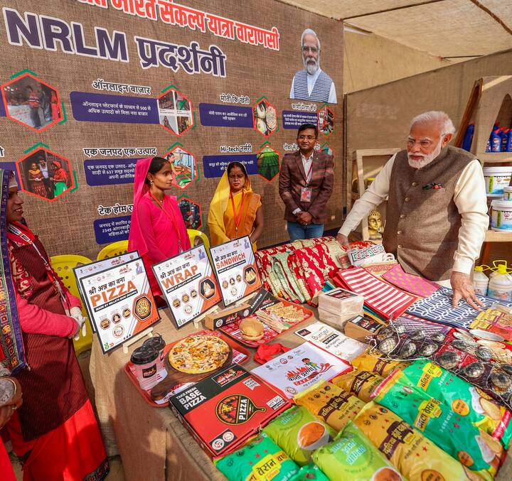 प्रधानमंत्री नरेंद्र मोदी ने अपने संसदीय क्षेत्र वाराणसी पहुंचकर सोमवार (18 दिसंबर) को यहां करोड़ों रुपये की परियोजनाओं का शिलान्यास और उद्घाटन किया.